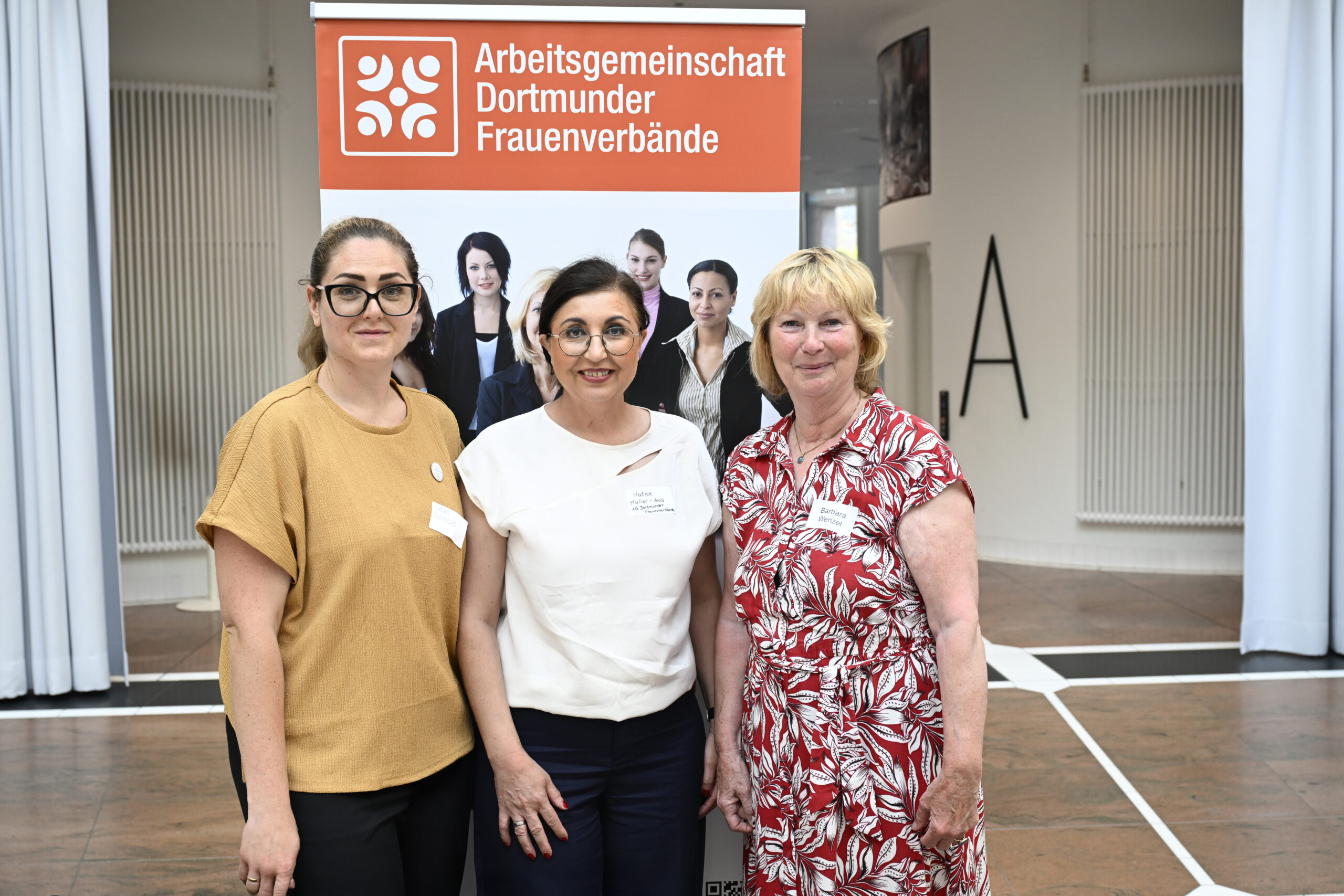 „She for Democracy“ feiert erfolgreichen Abschluss im Rathaus