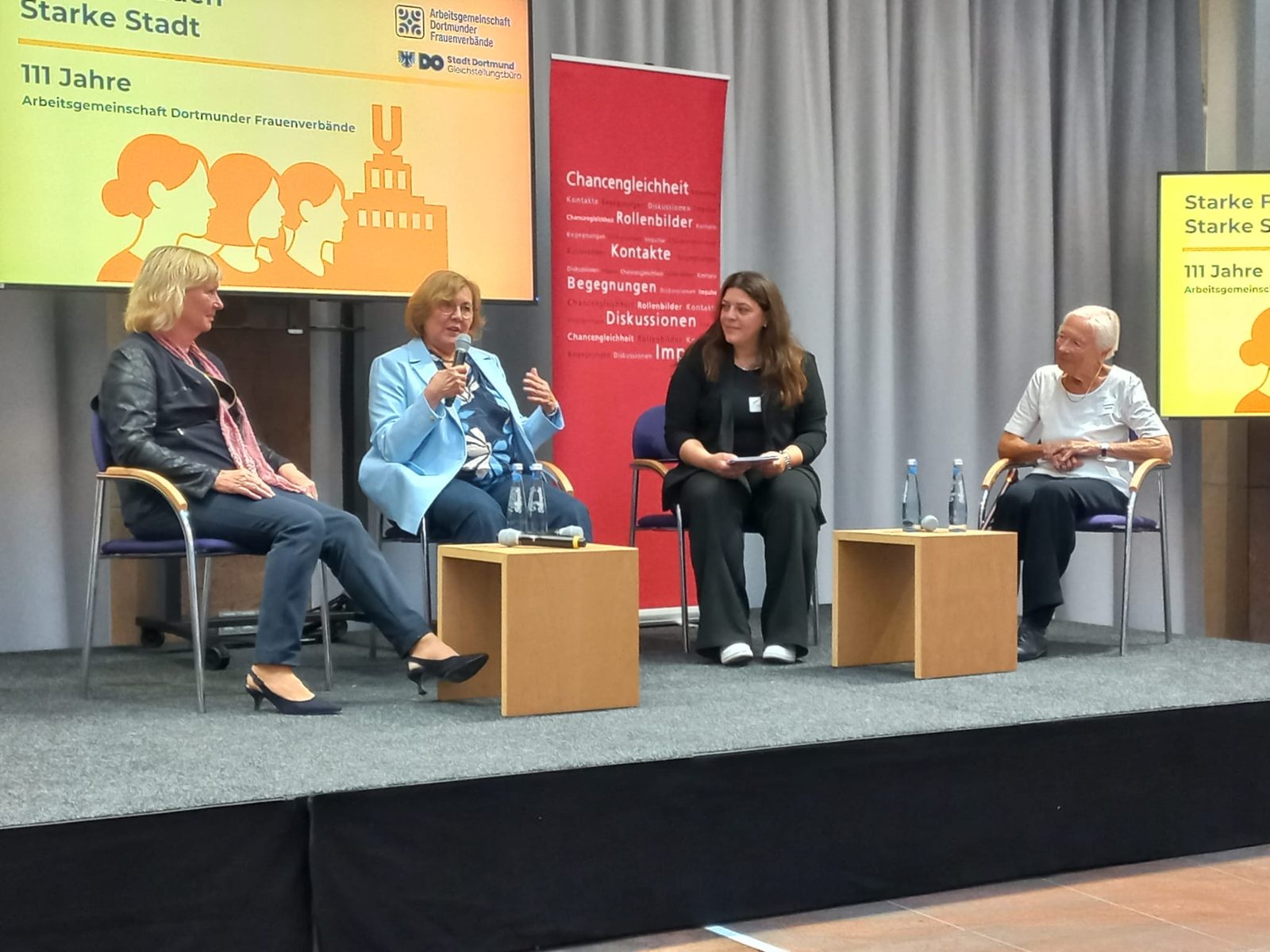 Podiumsdiskussion bei der 111-Jahre-Jubiläumsfeier im Rathaus